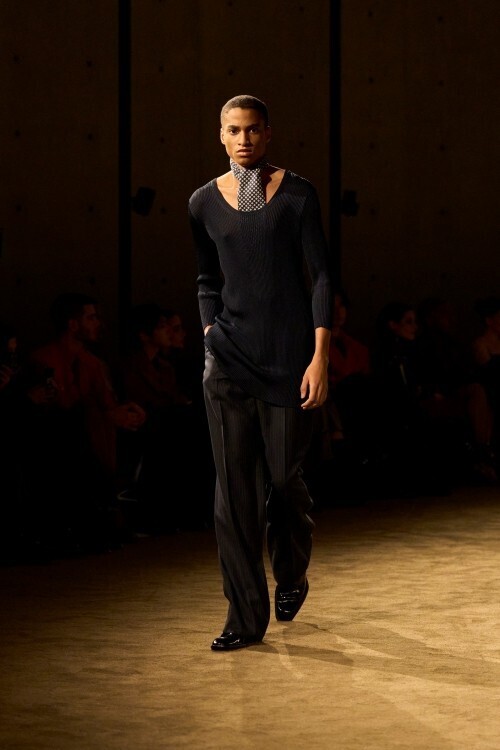 サンローラン 2026年ウィンター メンズコレクション──「前夜の翌朝」に宿る、親密さと男らしさの再定義