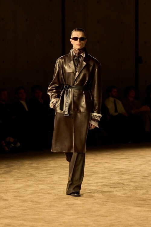 サンローラン 2026年ウィンター メンズコレクション──「前夜の翌朝」に宿る、親密さと男らしさの再定義