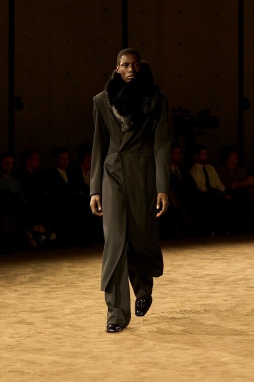 サンローラン 2026年ウィンター メンズコレクション──「前夜の翌朝」に宿る、親密さと男らしさの再定義