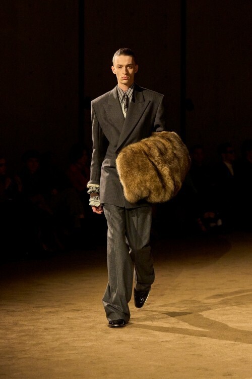 サンローラン 2026年ウィンター メンズコレクション──「前夜の翌朝」に宿る、親密さと男らしさの再定義