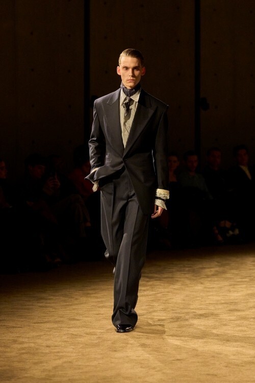 サンローラン 2026年ウィンター メンズコレクション──「前夜の翌朝」に宿る、親密さと男らしさの再定義