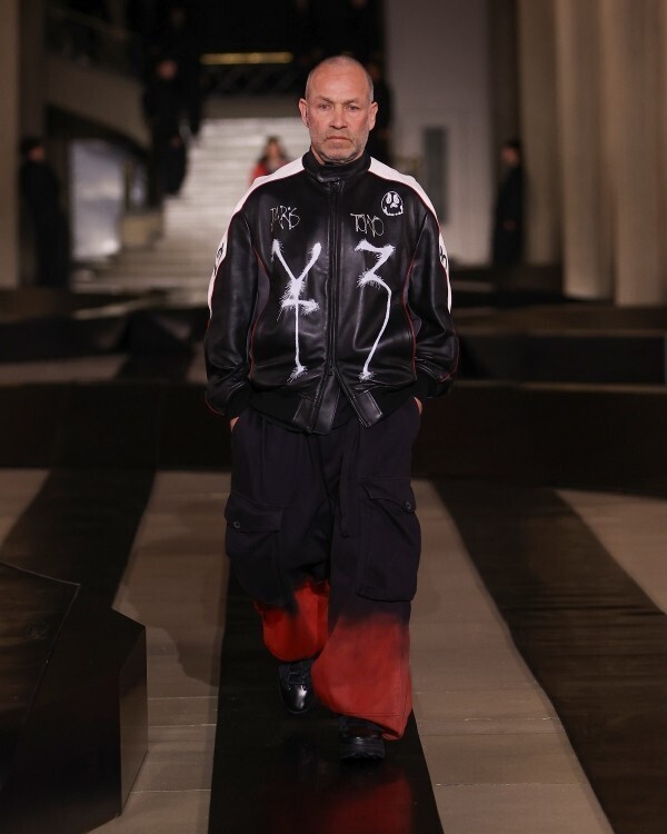 Y-3、パリで2026年秋冬コレクションを発表。山本耀司とadidasが描く「都市のユニフォーム」と速度の美学