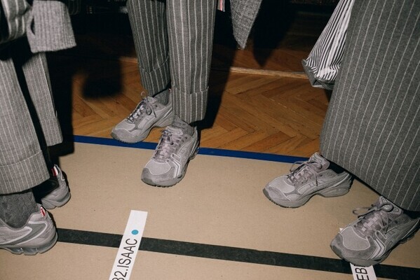 トム ブラウンがアシックスとの初コラボスニーカーを発表。GEL-KAYANO 14を再解釈、伊勢丹新宿店でポップアップも開催