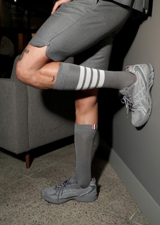 トム ブラウンがアシックスとの初コラボスニーカーを発表。GEL-KAYANO 14を再解釈、伊勢丹新宿店でポップアップも開催