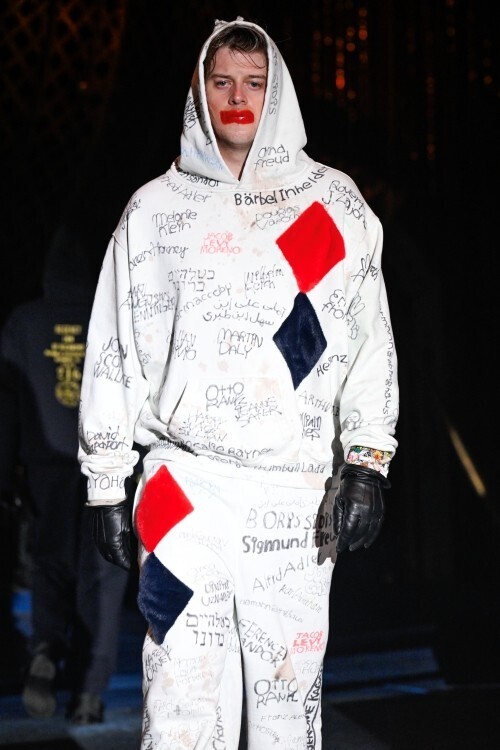 LES SIXが2026年秋冬コレクションを発表。サーカスの見世物として提示された、現実と虚構のあわい