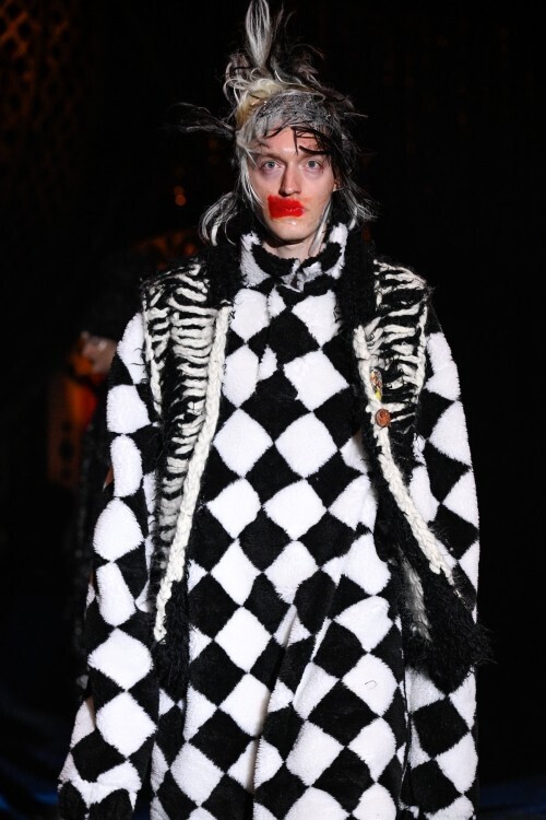 LES SIXが2026年秋冬コレクションを発表。サーカスの見世物として提示された、現実と虚構のあわい