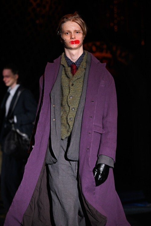 LES SIXが2026年秋冬コレクションを発表。サーカスの見世物として提示された、現実と虚構のあわい