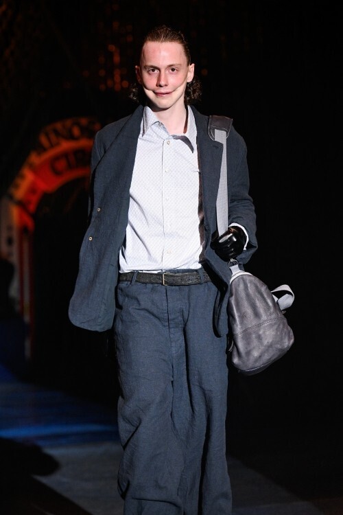 LES SIXが2026年秋冬コレクションを発表。サーカスの見世物として提示された、現実と虚構のあわい