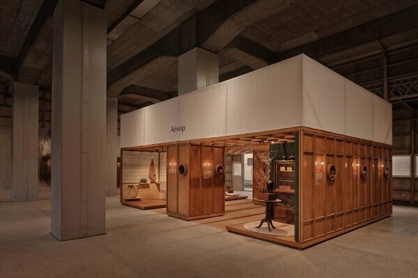 イソップのセノグラフィー「セブンルームズ」がSKACに出現。映画のセットのように巡る、7つの“住空間”