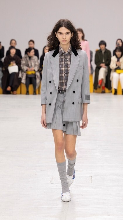 オニツカタイガーがミラノで2026年秋冬コレクションを発表。「間の美学」が導く、新たなラグジュアリー