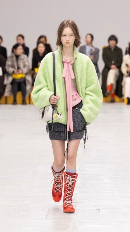 オニツカタイガーがミラノで2026年秋冬コレクションを発表。「間の美学」が導く、新たなラグジュアリー