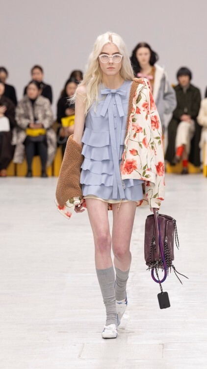 オニツカタイガーがミラノで2026年秋冬コレクションを発表。「間の美学」が導く、新たなラグジュアリー