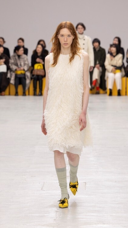 オニツカタイガーがミラノで2026年秋冬コレクションを発表。「間の美学」が導く、新たなラグジュアリー