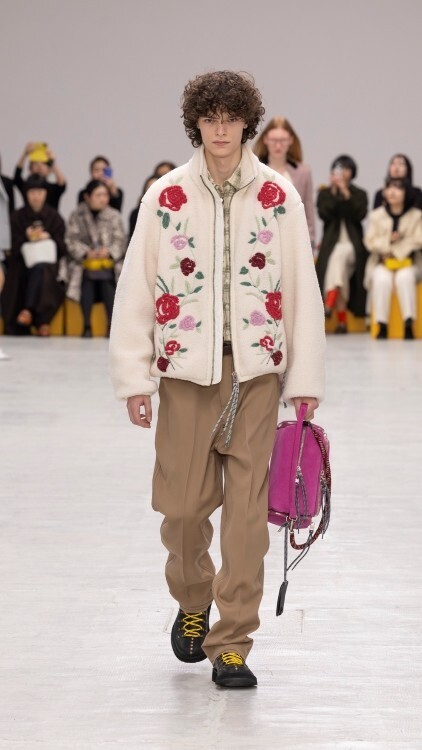 オニツカタイガーがミラノで2026年秋冬コレクションを発表。「間の美学」が導く、新たなラグジュアリー