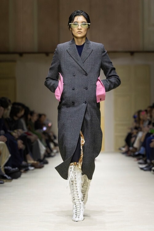 プラダ、2026年秋冬ウィメンズコレクションを発表。「INSIDE PRADA」が示す多面性とレイヤリングの思想