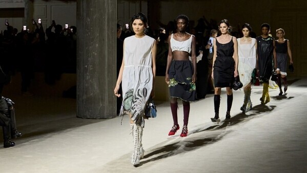 プラダ、2026年秋冬ウィメンズコレクションを発表。「INSIDE PRADA」が示す多面性とレイヤリングの思想