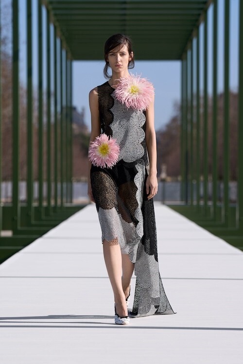 「見る／見られる」都市の舞台──ディオール 2026-27年秋冬ウィメンズコレクション