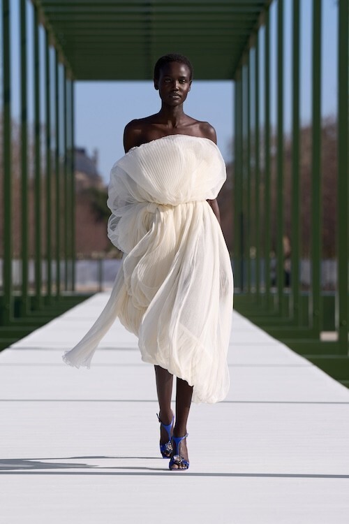 「見る／見られる」都市の舞台──ディオール 2026-27年秋冬ウィメンズコレクション