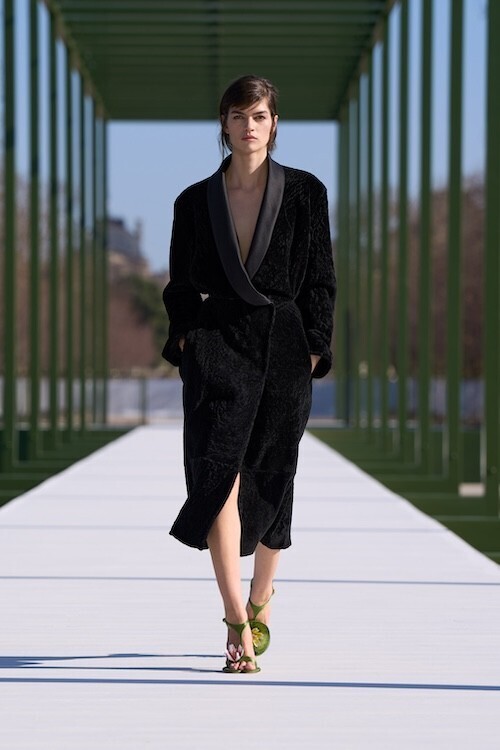 「見る／見られる」都市の舞台──ディオール 2026-27年秋冬ウィメンズコレクション