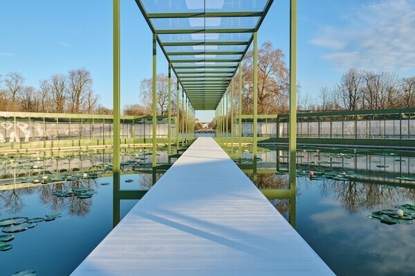 「見る／見られる」都市の舞台──ディオール 2026-27年秋冬ウィメンズコレクション