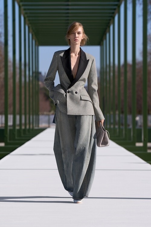 「見る／見られる」都市の舞台──ディオール 2026-27年秋冬ウィメンズコレクション