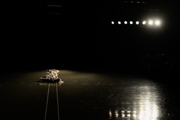 KAKANが初のランウェイショー、「WILD, NOT PURE」を掲げ楽天ファッションウィーク東京 2026 A/Wに登場