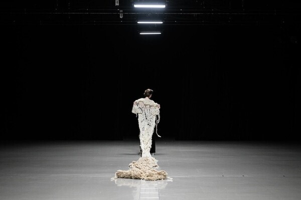 KAKANが初のランウェイショー、「WILD, NOT PURE」を掲げ楽天ファッションウィーク東京 2026 A/Wに登場