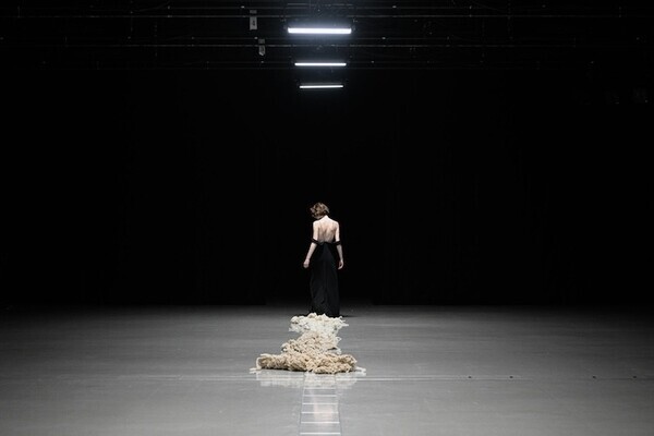 KAKANが初のランウェイショー、「WILD, NOT PURE」を掲げ楽天ファッションウィーク東京 2026 A/Wに登場