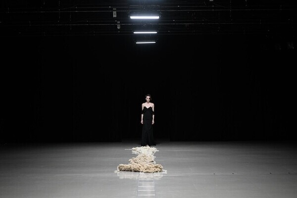 KAKANが初のランウェイショー、「WILD, NOT PURE」を掲げ楽天ファッションウィーク東京 2026 A/Wに登場