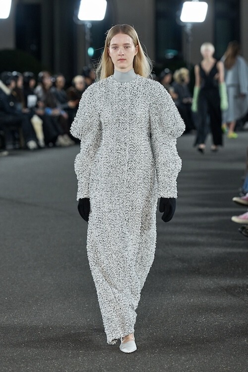 ENFÖLD 2026年秋冬コレクション「Living Sculpture」──形は呼吸し、内側から変化し続ける“彫刻”としての衣服