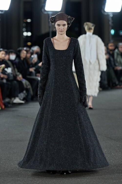 ENFÖLD 2026年秋冬コレクション「Living Sculpture」──形は呼吸し、内側から変化し続ける“彫刻”としての衣服