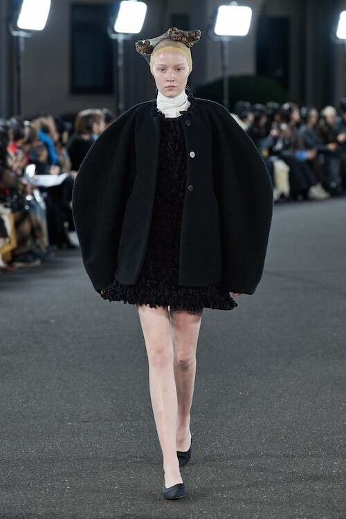 ENFÖLD 2026年秋冬コレクション「Living Sculpture」──形は呼吸し、内側から変化し続ける“彫刻”としての衣服