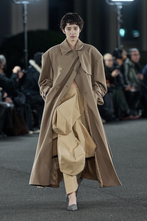 ENFÖLD 2026年秋冬コレクション「Living Sculpture」──形は呼吸し、内側から変化し続ける“彫刻”としての衣服