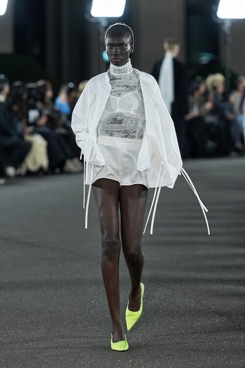 ENFÖLD 2026年秋冬コレクション「Living Sculpture」──形は呼吸し、内側から変化し続ける“彫刻”としての衣服