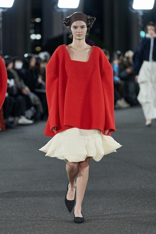 ENFÖLD 2026年秋冬コレクション「Living Sculpture」──形は呼吸し、内側から変化し続ける“彫刻”としての衣服