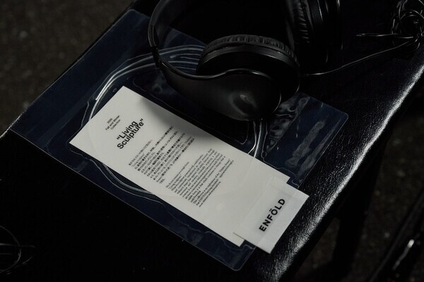 ENFÖLD 2026年秋冬コレクション「Living Sculpture」──形は呼吸し、内側から変化し続ける“彫刻”としての衣服