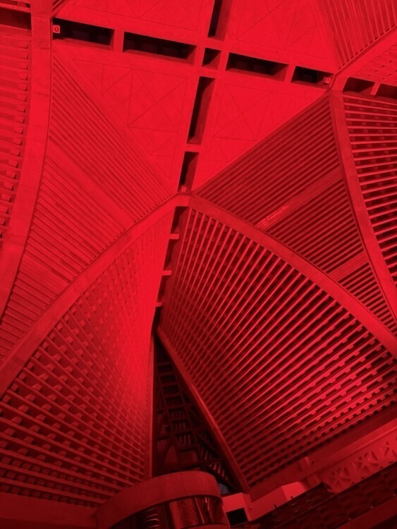 VIVIANO、教会空間で描いた“名もなき彼女”の肖像 Rakuten Fashion Week TOKYO 2026 A/W