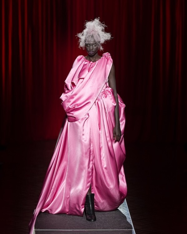 VIVIANO、教会空間で描いた“名もなき彼女”の肖像 Rakuten Fashion Week TOKYO 2026 A/W