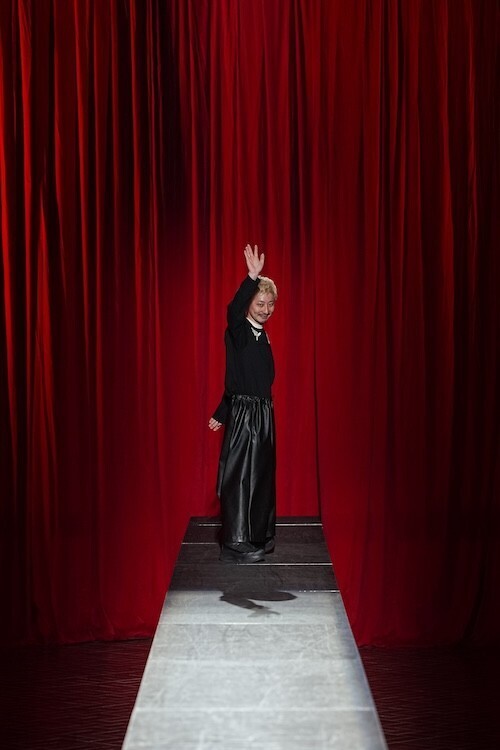 VIVIANO、教会空間で描いた“名もなき彼女”の肖像 Rakuten Fashion Week TOKYO 2026 A/W