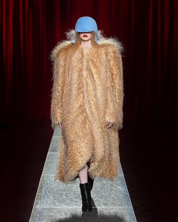 VIVIANO、教会空間で描いた“名もなき彼女”の肖像 Rakuten Fashion Week TOKYO 2026 A/W