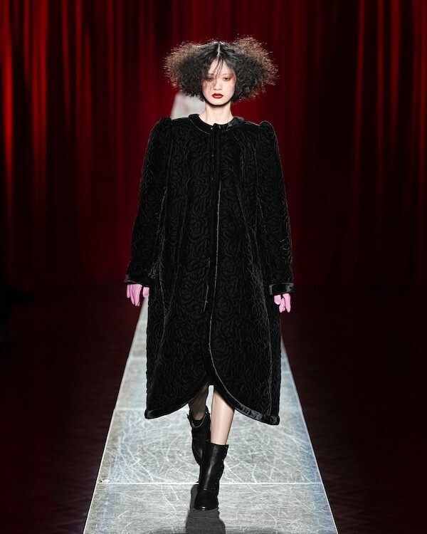 VIVIANO、教会空間で描いた“名もなき彼女”の肖像 Rakuten Fashion Week TOKYO 2026 A/W