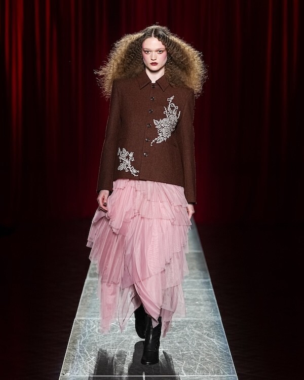 VIVIANO、教会空間で描いた“名もなき彼女”の肖像 Rakuten Fashion Week TOKYO 2026 A/W