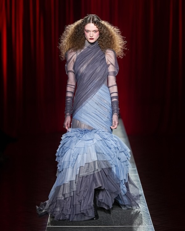 VIVIANO、教会空間で描いた“名もなき彼女”の肖像 Rakuten Fashion Week TOKYO 2026 A/W