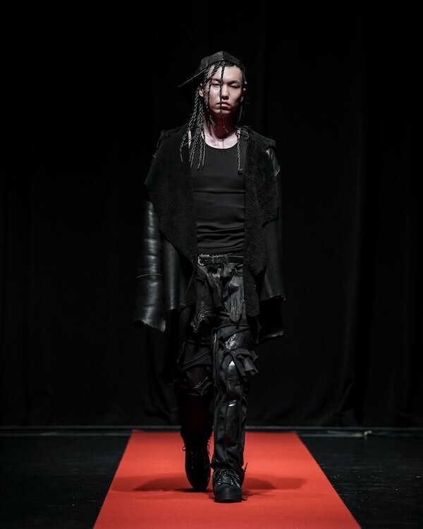 “未完成”を引き受ける強さ──LAST NESTが初のランウェイで提示した、揺らぎの美学