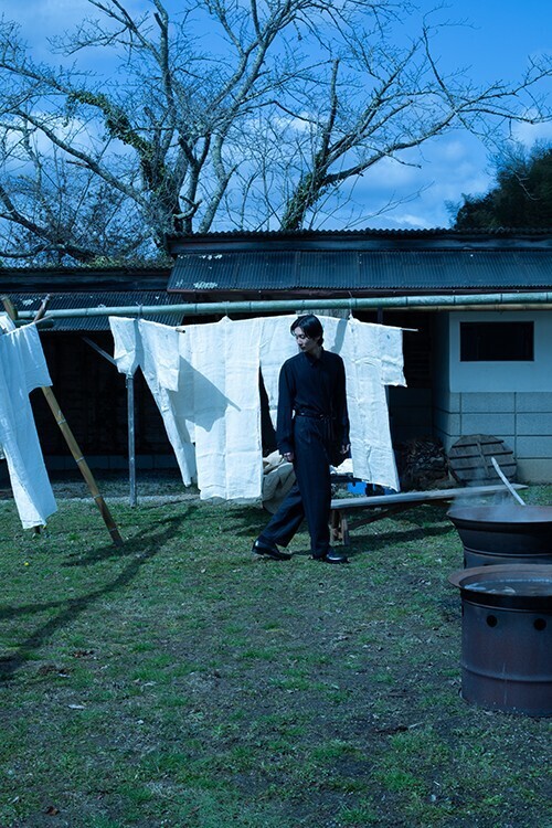 西陣織・HOSOOがメンズへ──「HOSOO MEN」が提示する、素材と身体の新たな関係