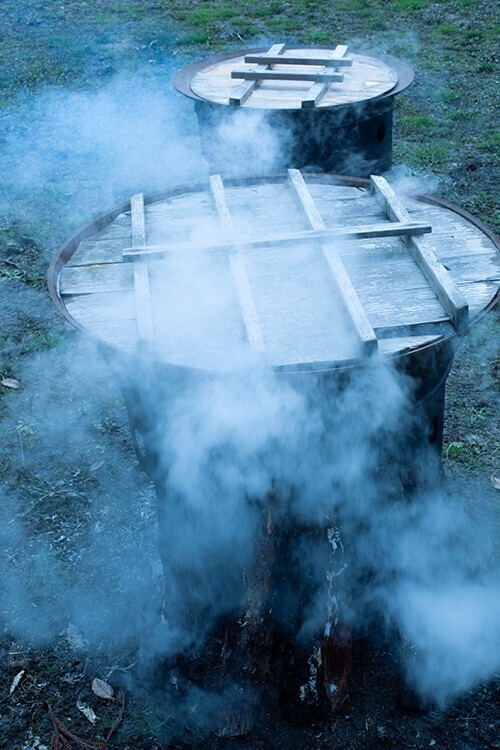 西陣織・HOSOOがメンズへ──「HOSOO MEN」が提示する、素材と身体の新たな関係