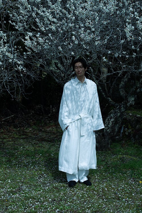 西陣織・HOSOOがメンズへ──「HOSOO MEN」が提示する、素材と身体の新たな関係