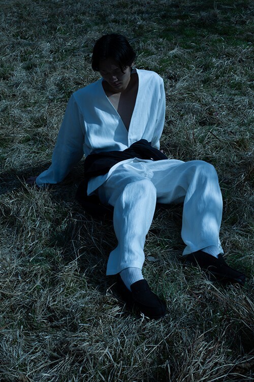 西陣織・HOSOOがメンズへ──「HOSOO MEN」が提示する、素材と身体の新たな関係