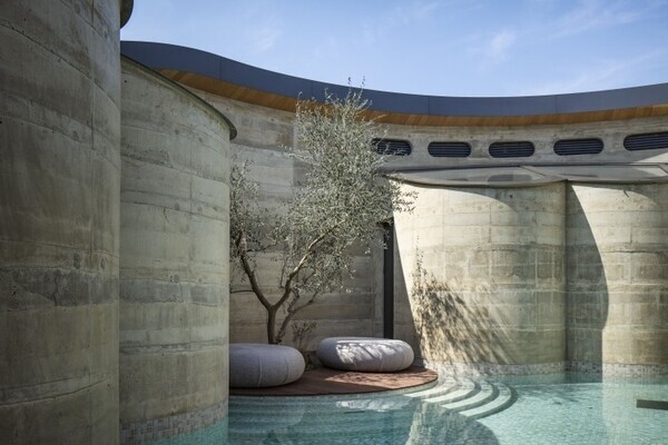 ビャルケ・インゲルス率いるBIG、日本初建築「NOT A HOTEL SETOUCHI」開業──瀬戸内の風景と接続する体験