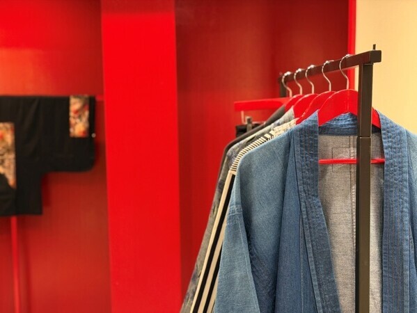 岡山デニムが浅草へ──グローバルに評価される日本のクラフトを体験する「AOKI DENIM」